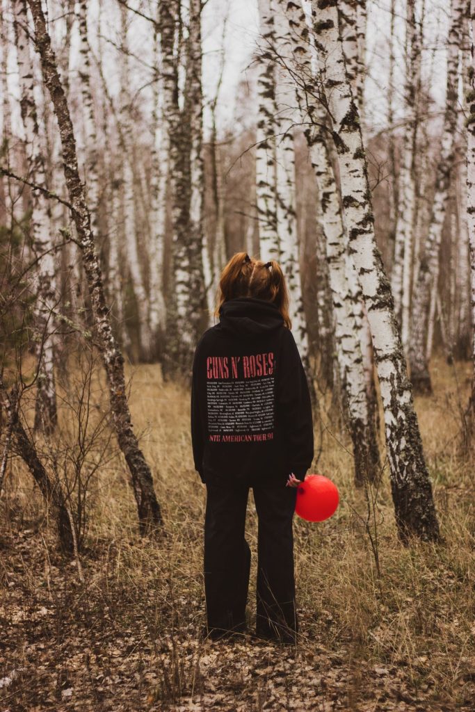 Adolescentă în natură — prima menstruație, sănătate feminină